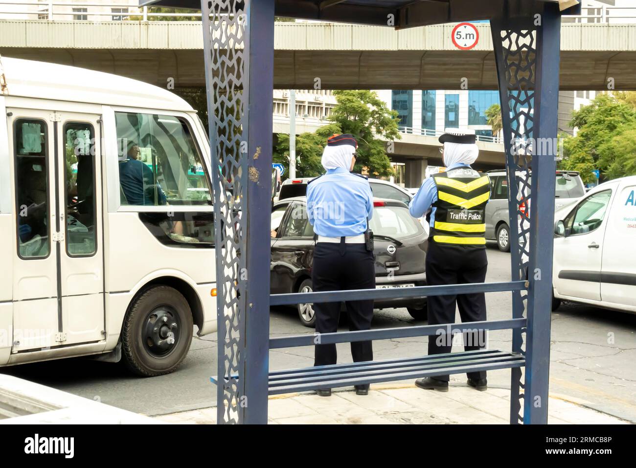 Weibliche Verkehrspolizisten in Hidschabs beobachten den Verkehr in Amman Jordanien Stockfoto