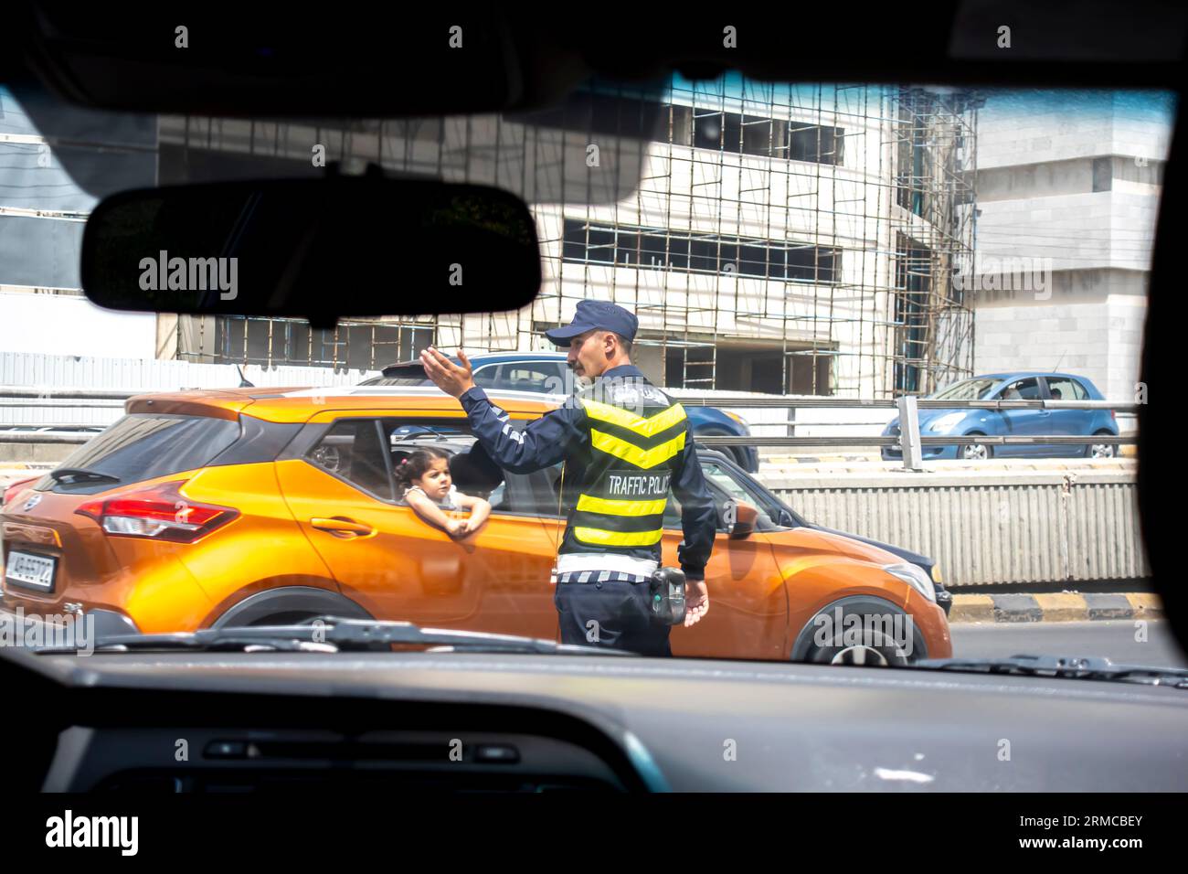 Verkehrspolizist in der Mitte der Straße, die den Verkehr in der belebten Straße in Amman Jordanien regelt Stockfoto