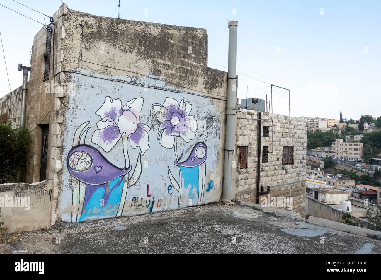 Wandbild mit Blumen in Darat al-Funun Amman Jordanien Stockfoto
