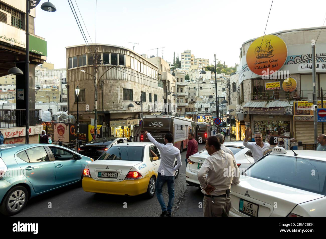 Taxifahrer, Taxifahrer, die Kunden anrufen. Belebte Straße in Jabal al al-Weibdeh Nachbarschaft Amman Jordan Stockfoto