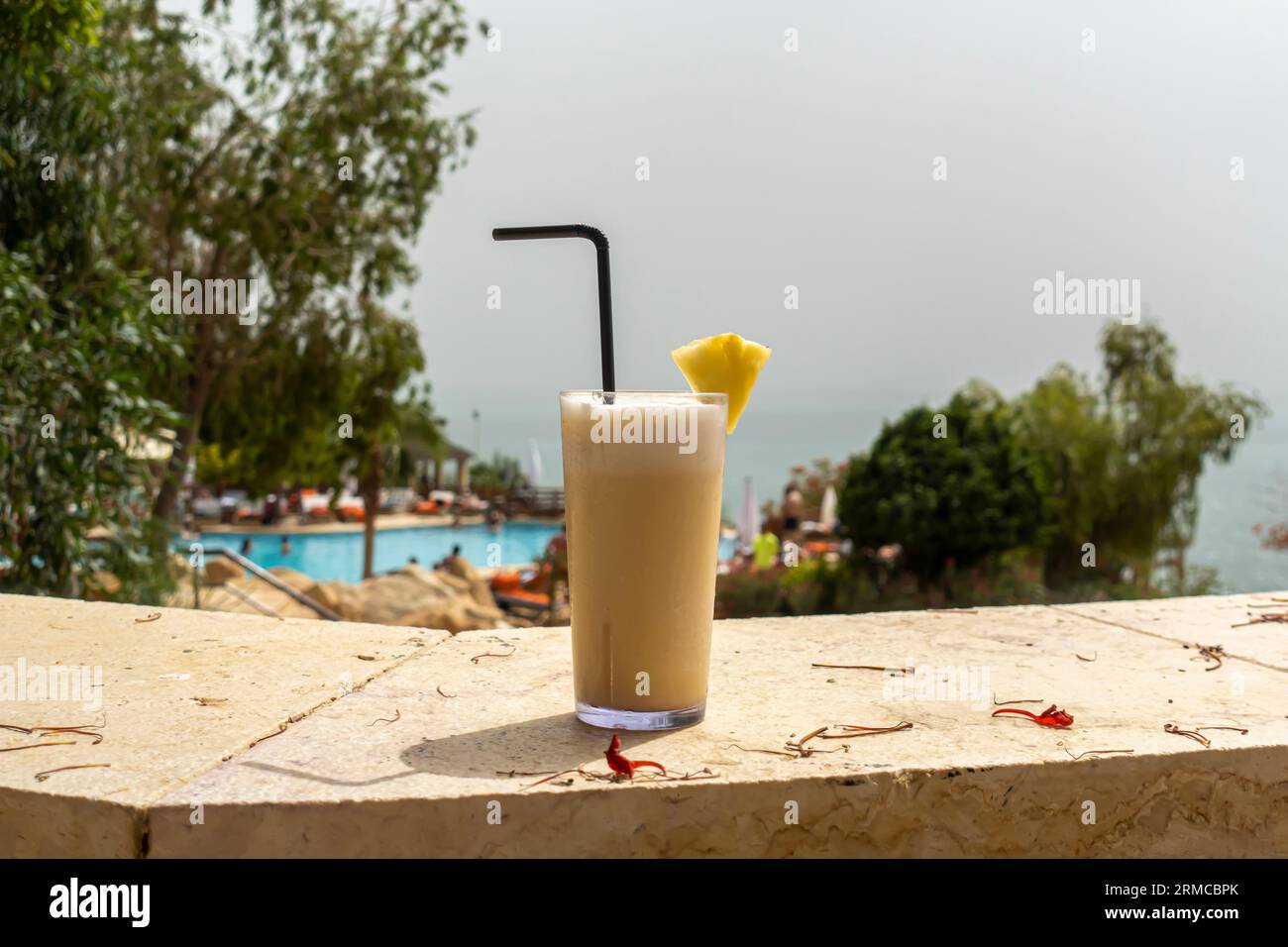 Virgin Piña Colada im Glas mit Stroh, tropischer Hintergrund Stockfoto