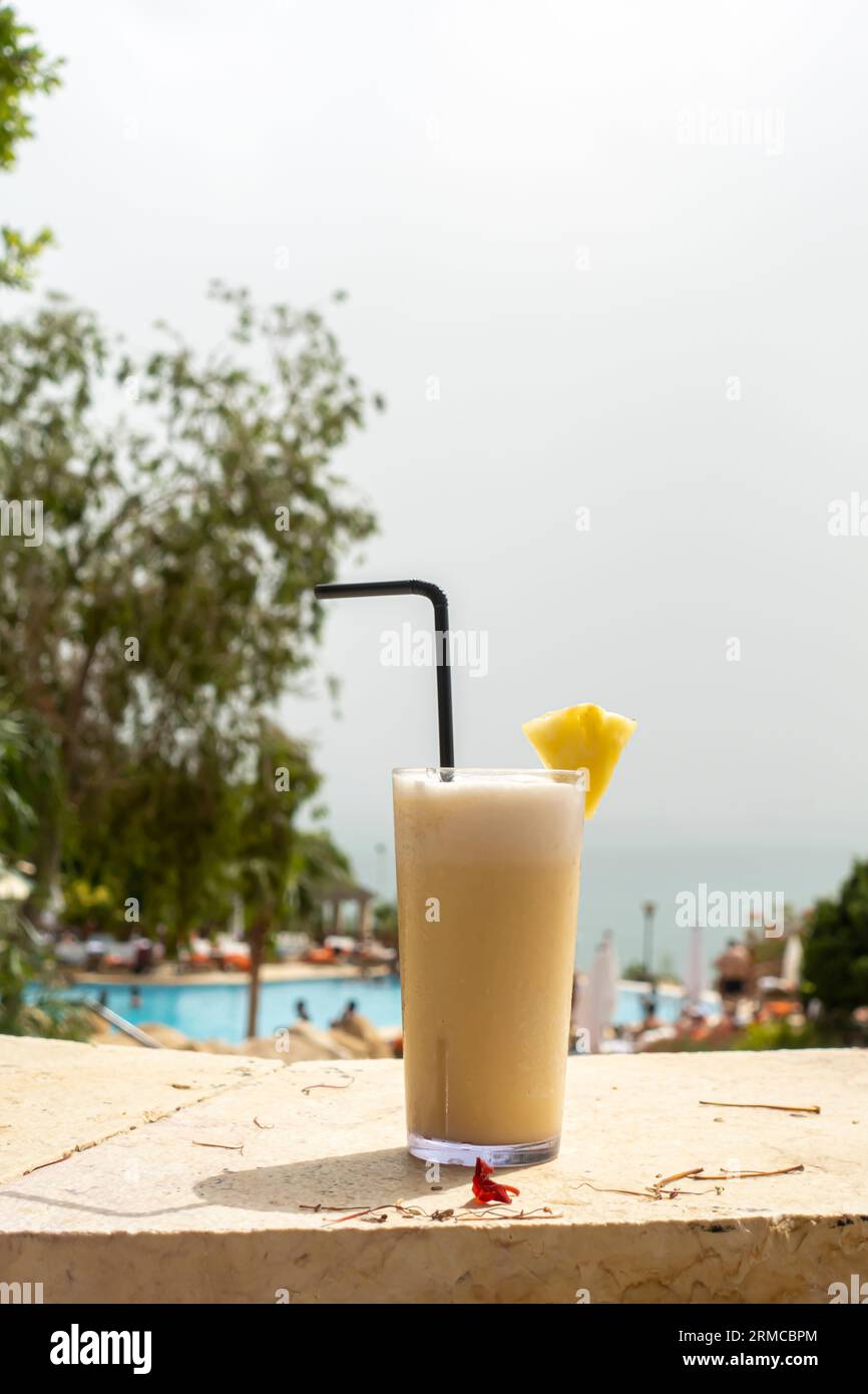 Virgin Piña Colada im Glas mit Stroh, tropischer Hintergrund Stockfoto