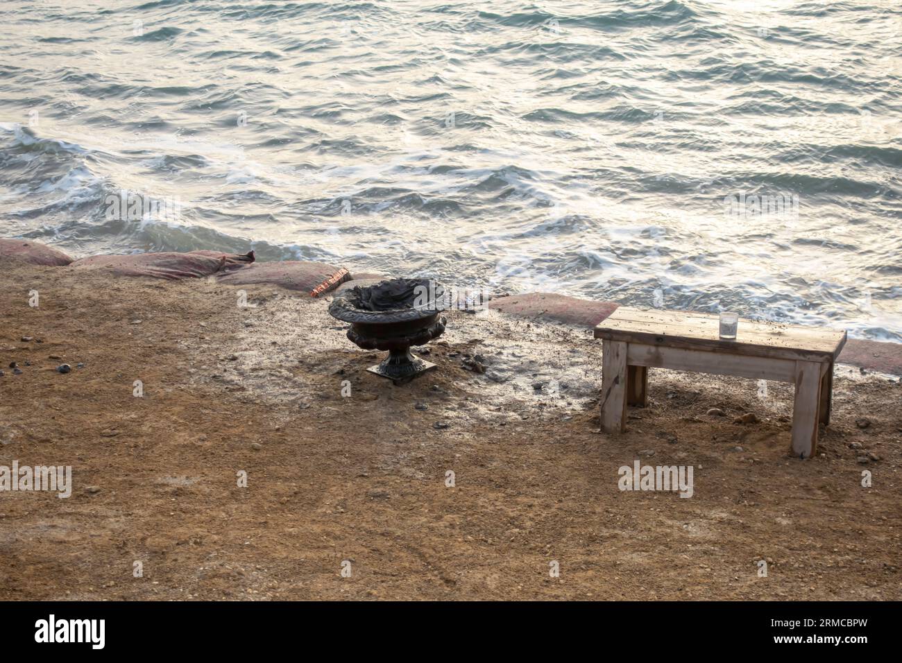 Schüssel mit Schlamm zum Auftragen auf den Körper vor dem Schwimmen im Toten Meer Jordan am Strand, Seebad Stockfoto