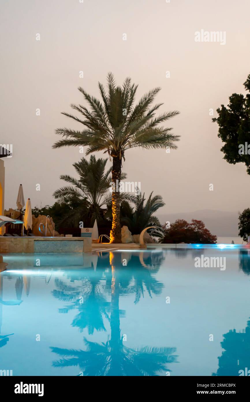 Jordan Resort Tourismus. Blick auf das Tote Meer in Jordanien. Swimmingpool am Toten Meer mit Blick auf das Meer. Stockfoto