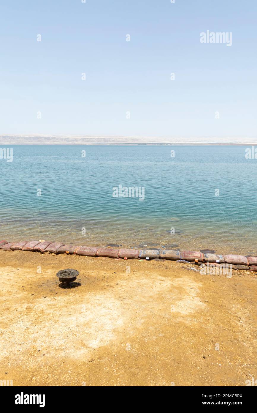 Schüssel mit Schlamm zum Auftragen auf den Körper vor dem Schwimmen im Toten Meer Jordan am Strand, Seebad Stockfoto