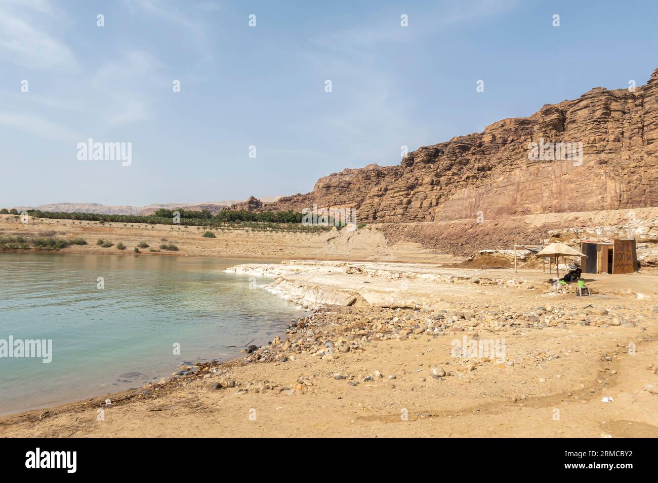 Standbauten am Strand an den Salzformationen des Toten Meeres in Jordanien, Salty Rocks Stockfoto