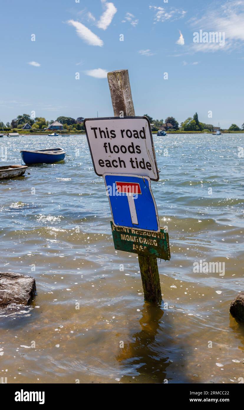 Beachten Sie: „Diese Straße überflutet jede Flut“, Shore Road, Bosham, ein Küstendorf in Chichester Harbour an der Südküste, West Sussex bei Flut Stockfoto