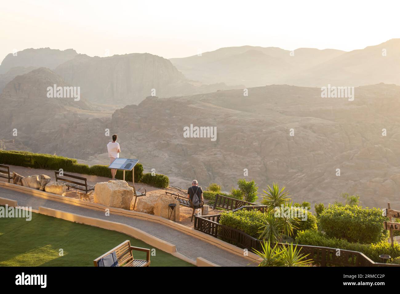 Ein Tourist, der den Sonnenuntergang am Aussichtspunkt in den petra Bergen betrachtet Stockfoto