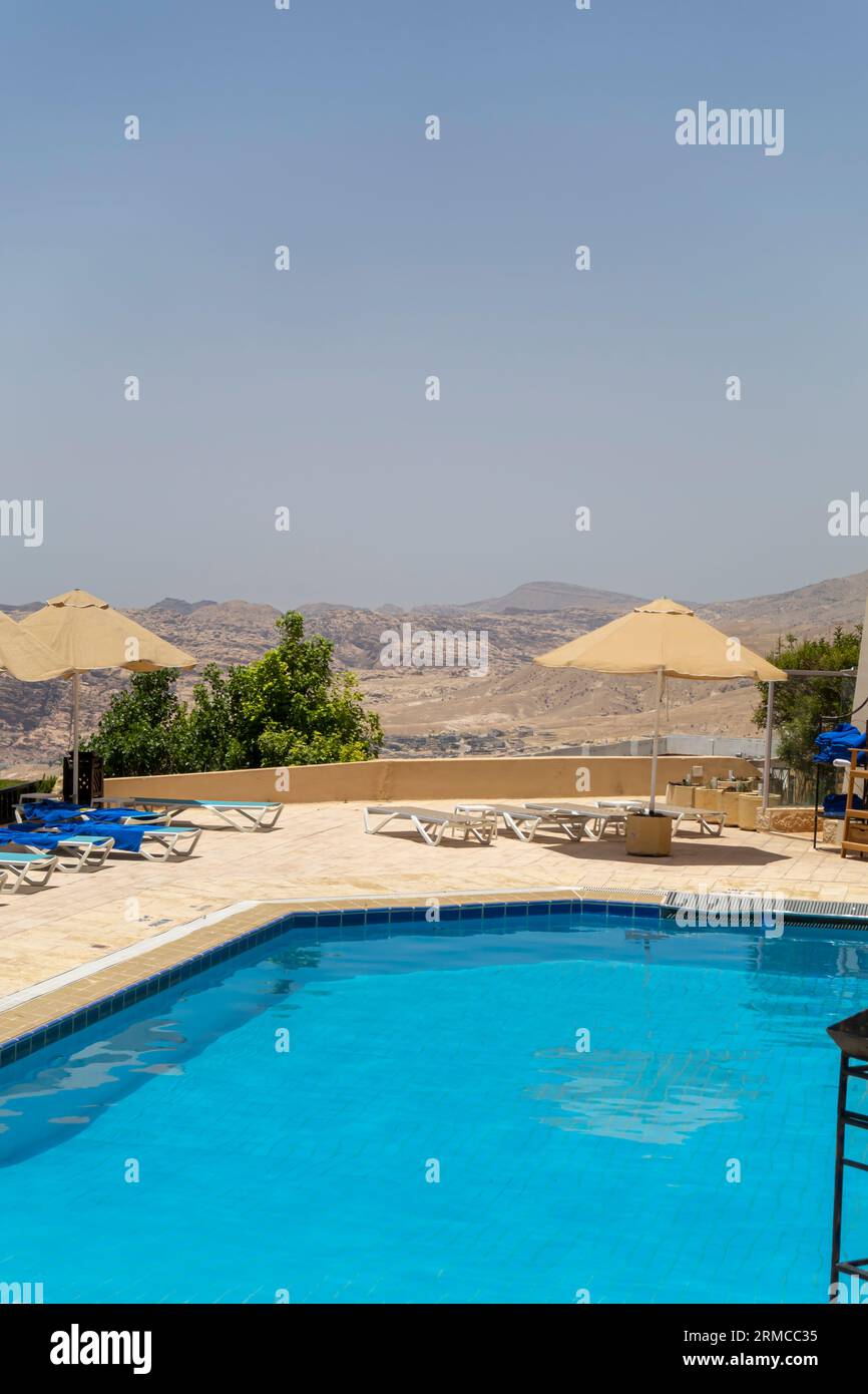 Pool Entspannungsbereich und Berge, Petra. Wadi Musa, Jordanien, Naher Osten Stockfoto