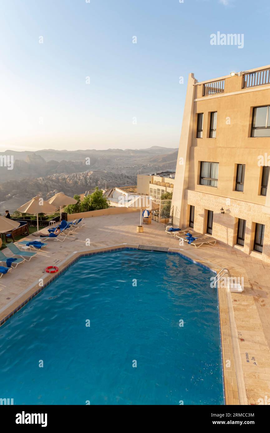 Pool Entspannungsbereich und Berge, Petra Marriott Hotel. Wadi Musa, Jordanien, Naher Osten Stockfoto