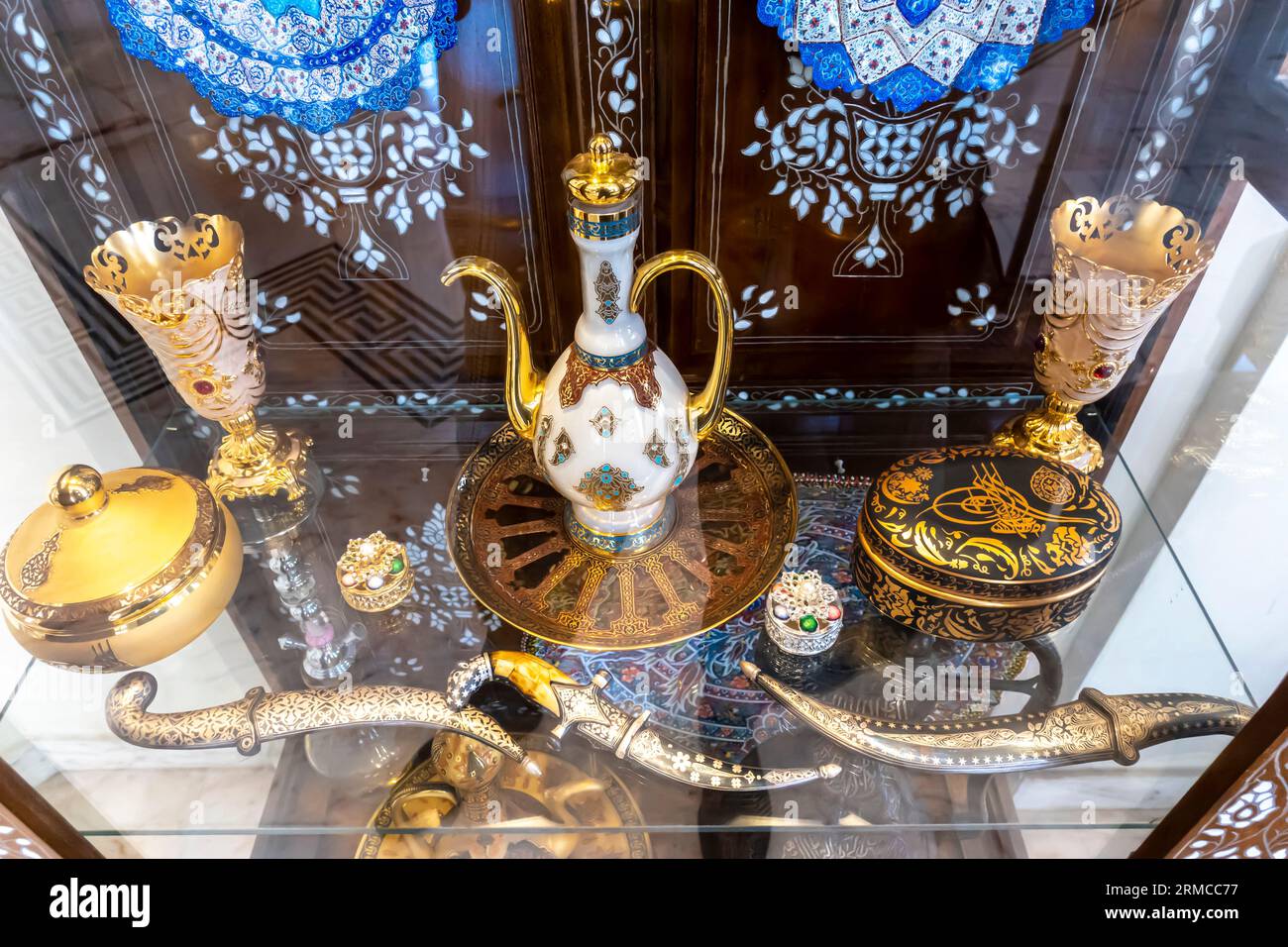 Traditionelle jordanische Handwerkskunst – Gläser, Messer, Küchengeschirr, Krüge. Dekorative Dekoration, Schmuck. Souvenirladen in Petra Jordan Stockfoto