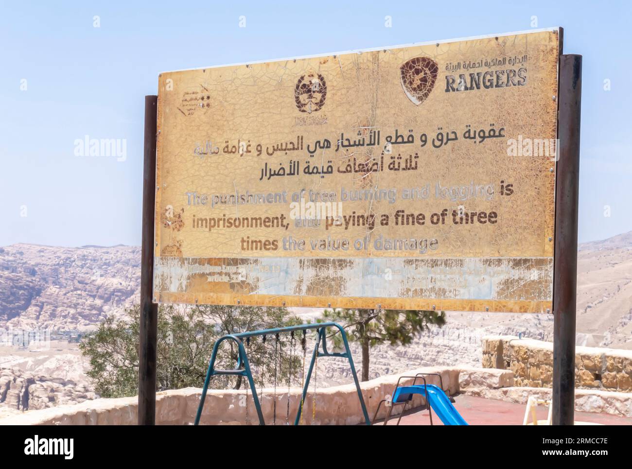 Bestrafung für Baumverbrennung und Protokollierung zweisprachiges Schild in Englisch und Arabisch im Wadi Musa Jordanien Stockfoto