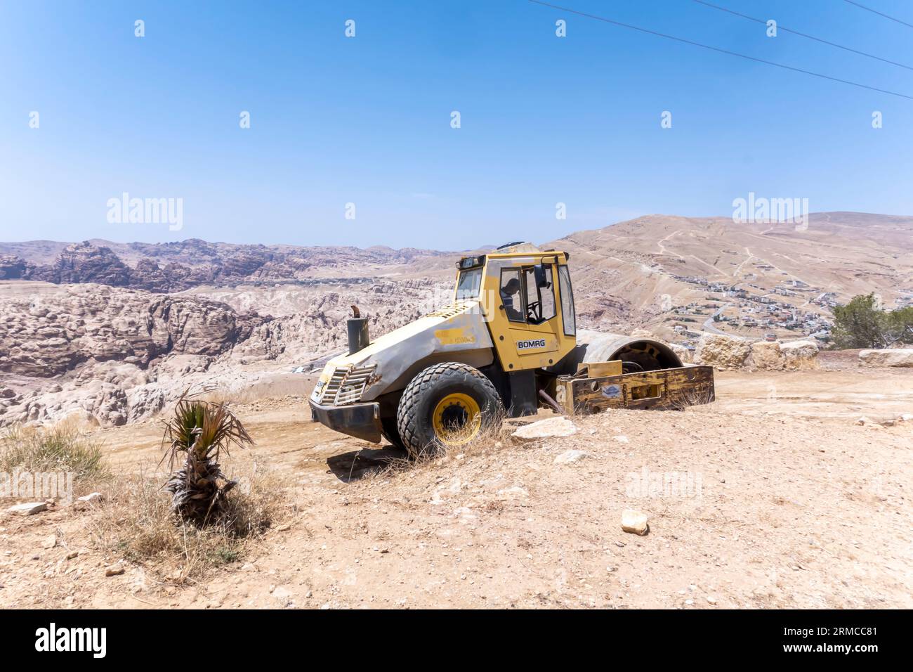 Asphaltpflasterwagen BOMAG in den Bergen von Wadi Musa Petra Stockfoto