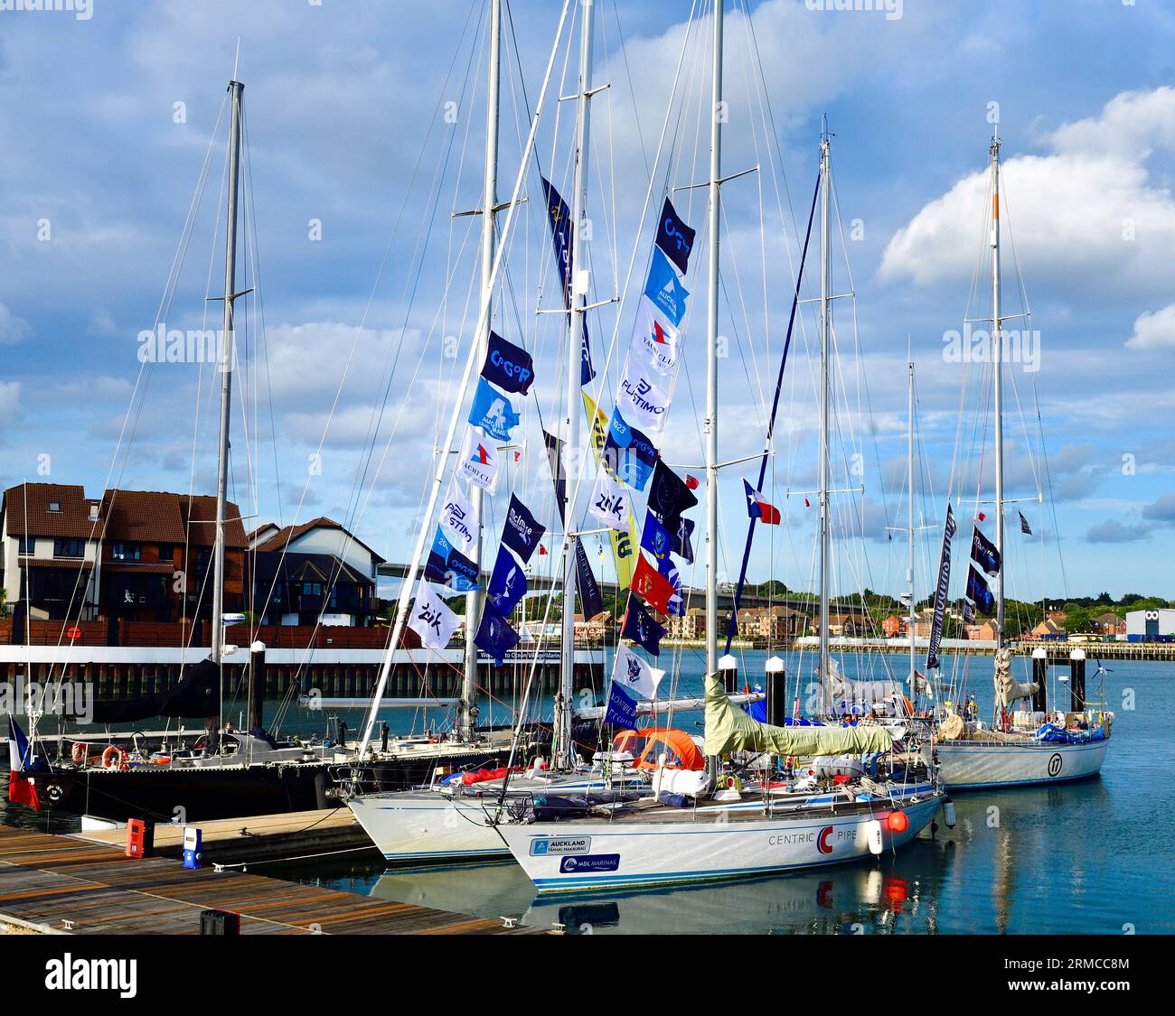 27. August 2023, MDL Ocean Village Marina, Southampton Hampshire UK fünf der 14 Teilnehmer nahmen am Ocean Globe Race in MDL Ocean Village Marina, Southampton Teil, um den 50. Jahrestag des legendären Whitbread Round the World Race zu feiern. Das Ocean Globe Race mit Vollbesatzung wird im Geiste des ursprünglichen Rennens von 1973 ohne Unterstützung und ohne Einsatz moderner Technologie durchgeführt. Das 27.000 km lange Rennen mit drei Zwischenstopps über Kapstadt, Auckland und Punta del Este beginnt am 10. September 2023 um 1300 Uhr von der Royal Yacht Squadron, Cowes, Isle of Wight. Credit Gary Blake/Alamy Stockfoto