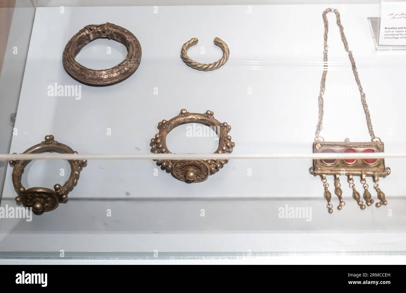 Armbänder und Creolen, verwendet von beduinen in Jordanien. Zum Aufhängen der Tarnung wird ein Bügel verwendet Stockfoto