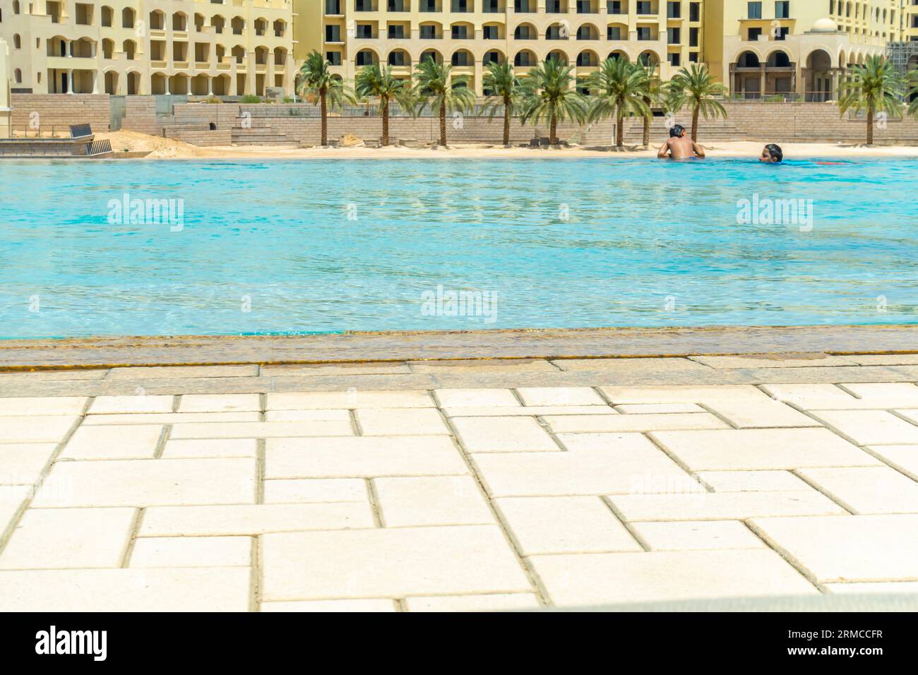 Touristen schwimmen im Pool im Lagunenpool des Resorts in Jordanien im Nahen Osten Stockfoto