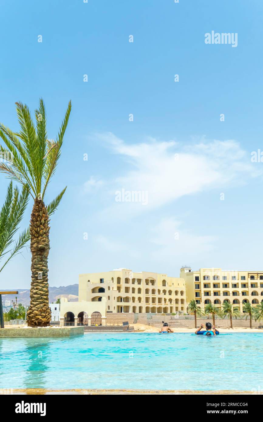 Touristen schwimmen im Pool im Lagunenpool des Resorts in Jordanien im Nahen Osten, Al Manara, Luxury Collection Hotel, Stockfoto