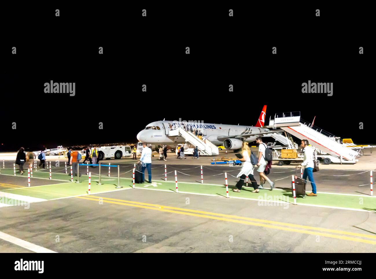 Passagiere gehen zum flugplatz Fotos und Bildmaterial in hoher