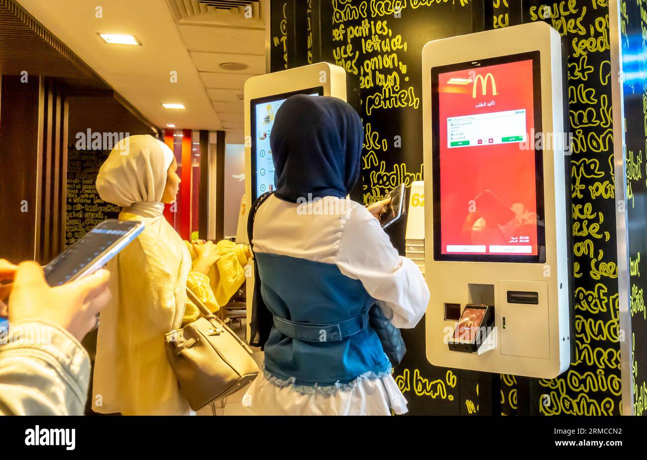 Kunden vor McDonald's Digital Menu Boards, elektronisches Menü McDonalds, digitales Menü von McDonald's in Aqaba McDonalds Jordan Stockfoto