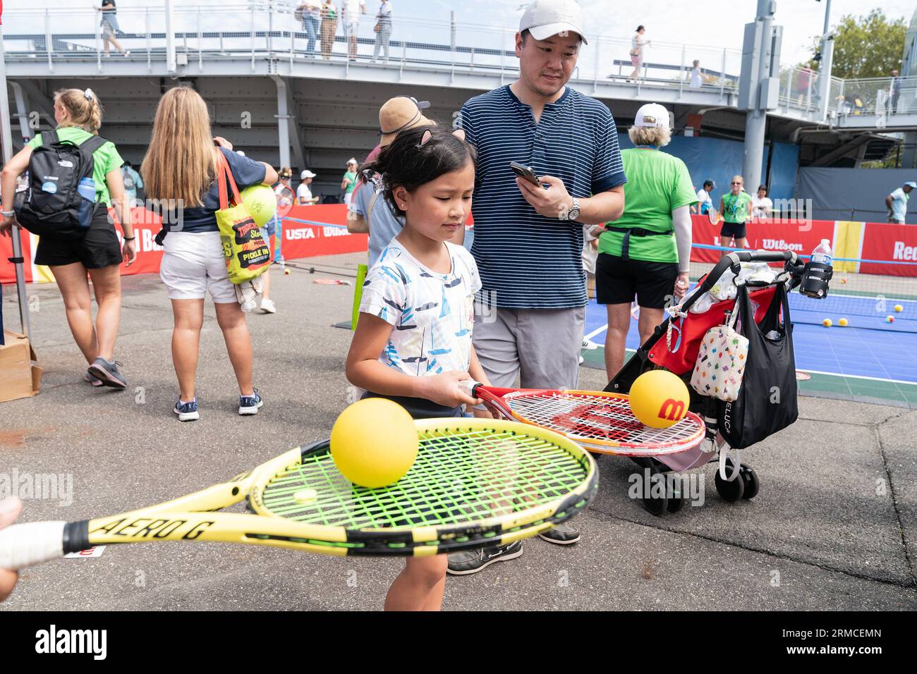 New York, Usa. 26. August 2023. Kinder spielen mit Bälle, gesponsert von Wilson während des Kids Day bei den US Open Championships im Billy Jean King Tennis Center in New York (Foto: Lev Radin/Pacific Press) Credit: Pacific Press Media Production Corp./Alamy Live News Stockfoto