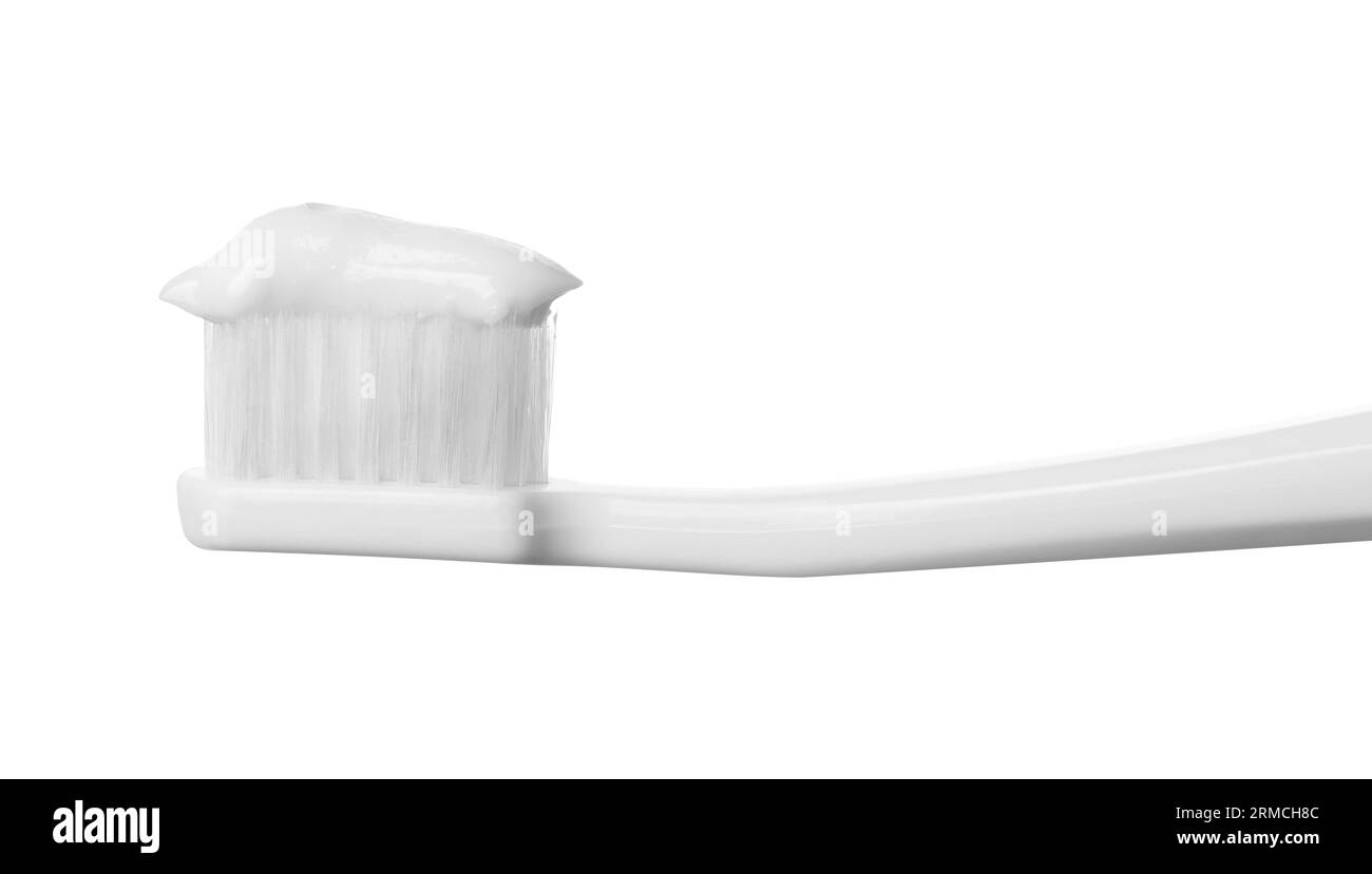 Kunststoffzahnbürste mit Paste auf weißem Hintergrund, Nahaufnahme Stockfoto
