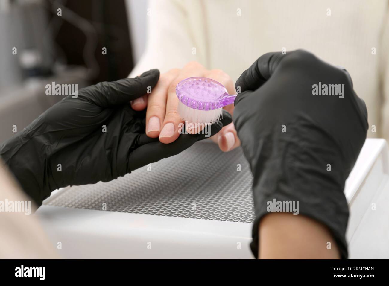 Professionelle Maniküre, die mit dem Kunden zusammenarbeitet, Nahaufnahme Stockfoto