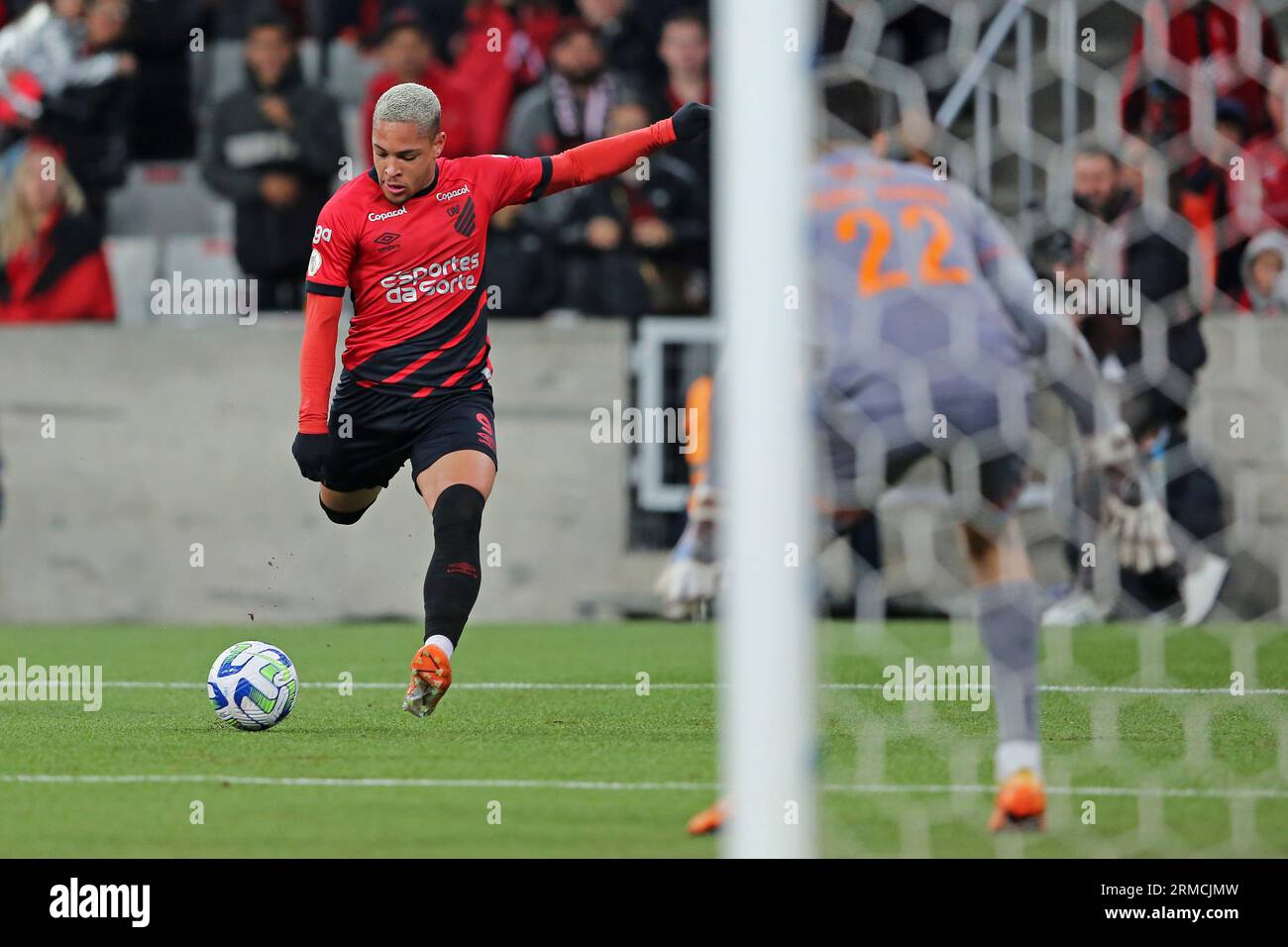 Curitiba, Brasilien. 27. August 2023. Vitor Roque von Athletico Paranaense, während des Spiels zwischen Athletico Paranaense und Fluminense, für die brasilianische Serie A 2023, im Ligga Arena Stadium, in Curitiba am 27. August. Foto: Heuler Andrey/DiaEsportivo/Alamy Live News Credit: DiaEsportivo/Alamy Live News Stockfoto