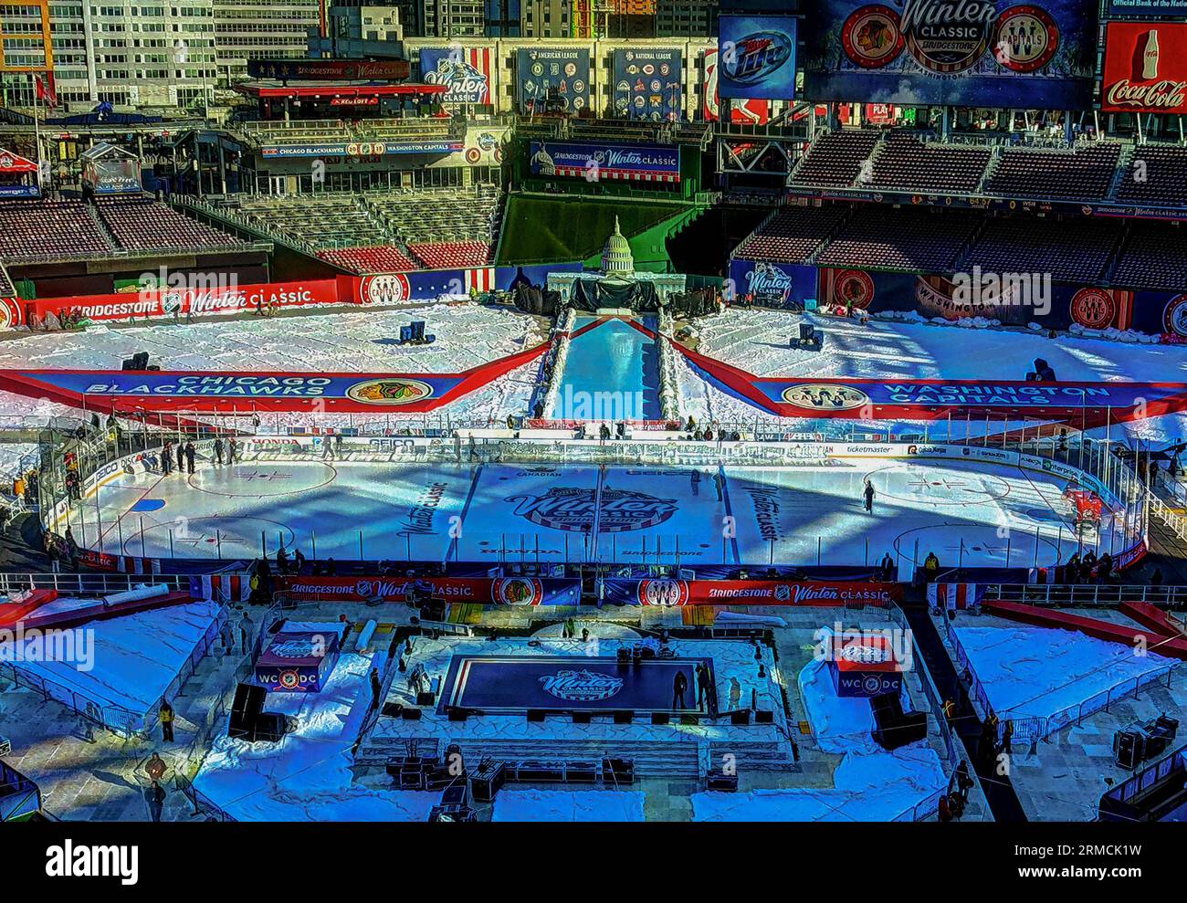 Dezember 31 2014: Die Eisbahn wird am Tag vor dem NHL Winter Classic zwischen den Washington Capitals und den Chicago Blackhawks im Nationals Park in Washington D.C. im Außenfeld des Baseballfeldes der Washington Nationals vorbereitet Stockfoto