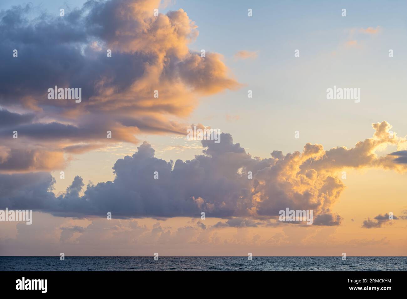 Farbenfroher Sonnenaufgang im Nordosten Floridas am South Ponte Vedra Beach. (USA) Stockfoto