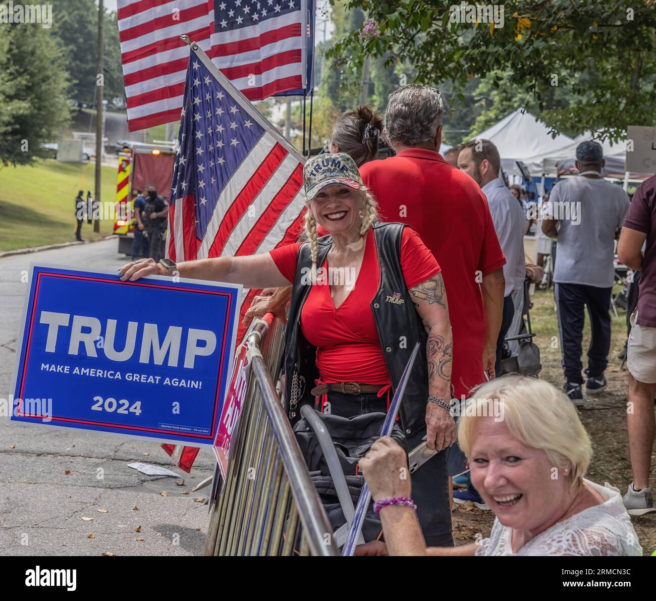 ATLANTA, Ga — 24. August 2023: Demonstranten und andere werden in der Nähe des Gefängnisses von Fulton County gesehen, bevor der frühere Präsident Donald J. Trump ernannt wurde. Stockfoto