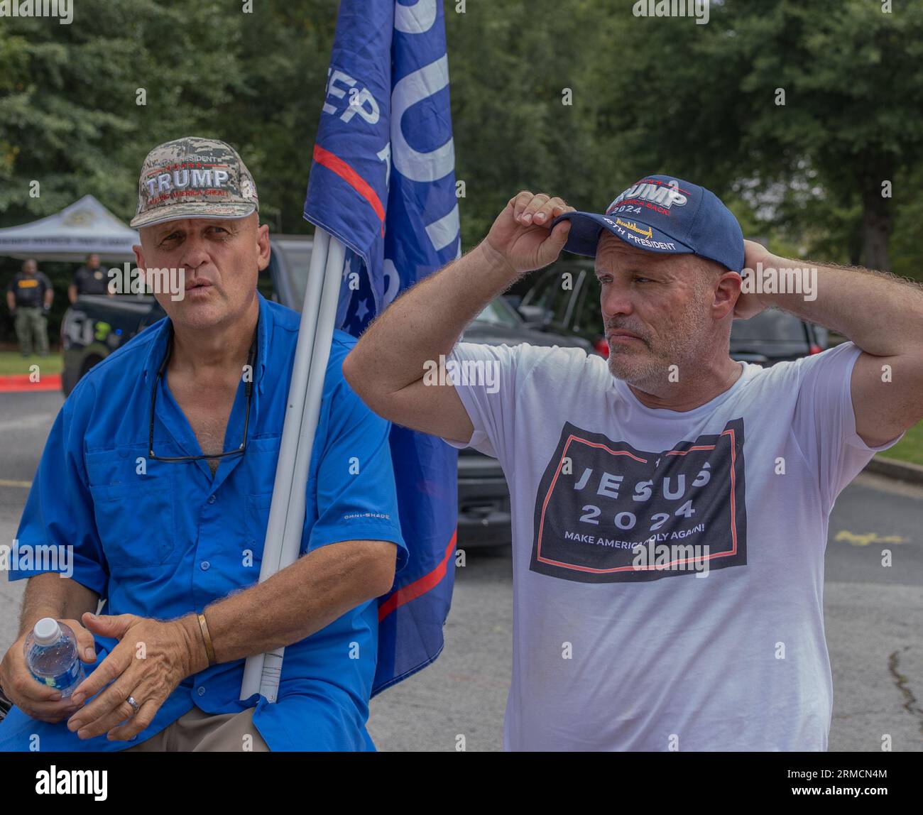 ATLANTA, Ga — 24. August 2023: Demonstranten werden in der Nähe des Gefängnisses von Fulton County gesehen, bevor der frühere Präsident Donald J. Trump ernannt wurde. Stockfoto