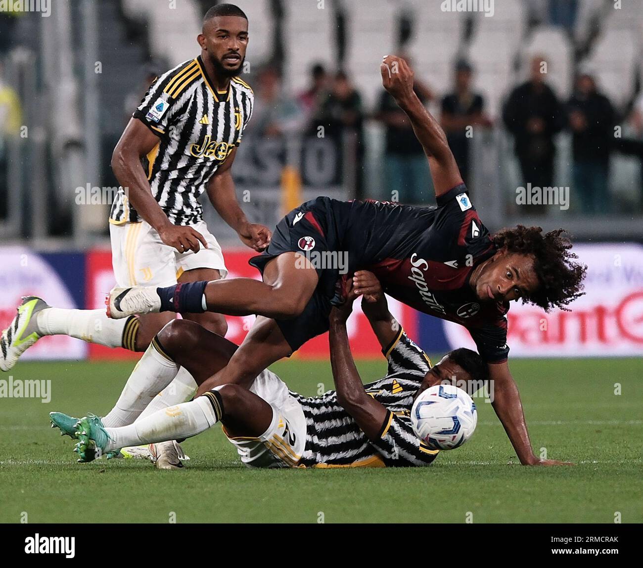 Turin, Italien. 27. August 2023. Juventus Bremer (L) und Alex Sandro (R) wetteifern mit Bolognas Joshua Zirkzee während eines Fußballspiels der Serie A in Turin, Italien, am 27. August 2023. Quelle: Federico Tardito/Xinhua/Alamy Live News Stockfoto