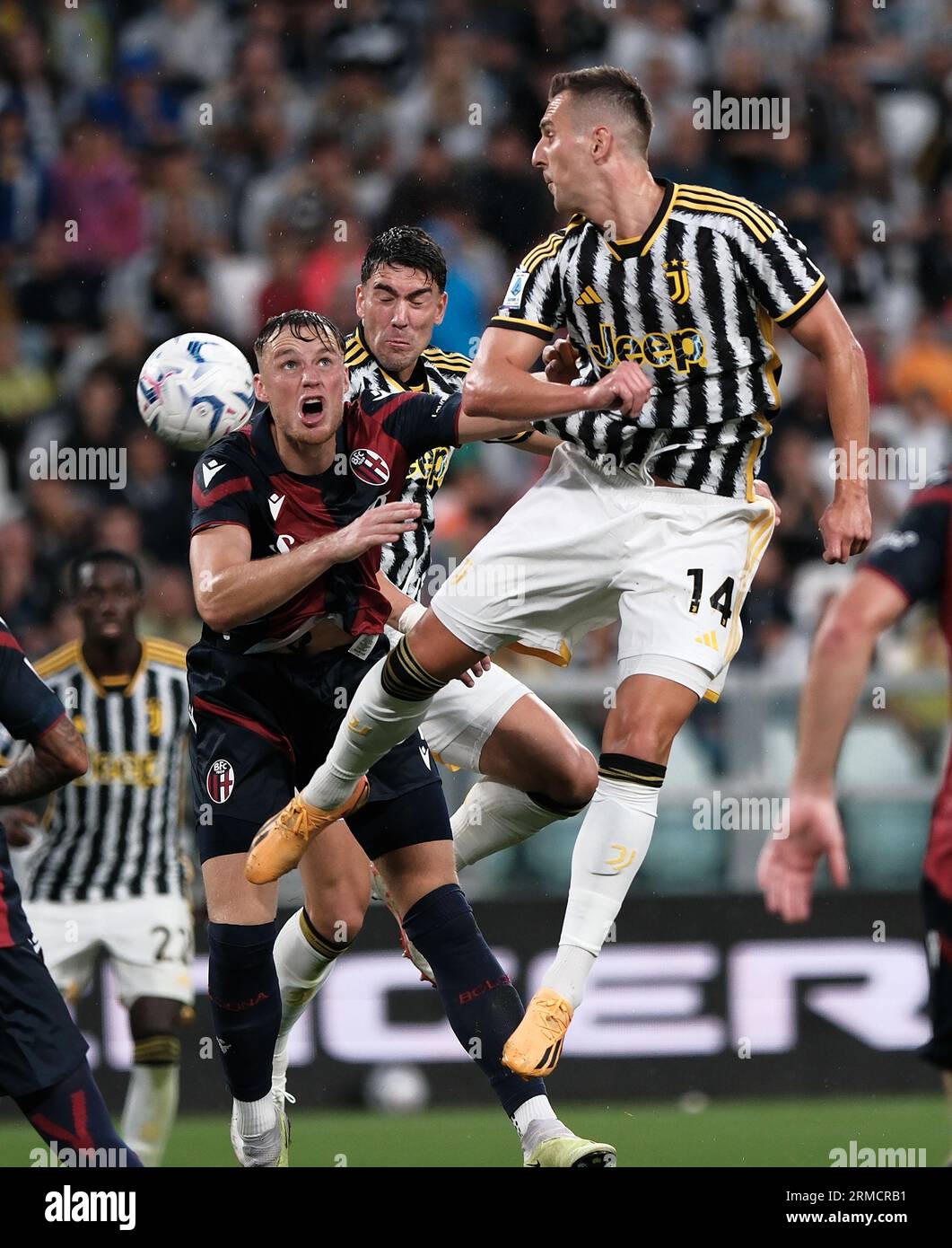 Turin, Italien. 27. August 2023. Juventus' Dusan Vlahovic (C) und Arkadiusz Milik (R) wetteifern mit Bolognas Michel Aebischer während eines Fußballspiels der Serie A in Turin (Italien) am 27. August 2023. Quelle: Federico Tardito/Xinhua/Alamy Live News Stockfoto