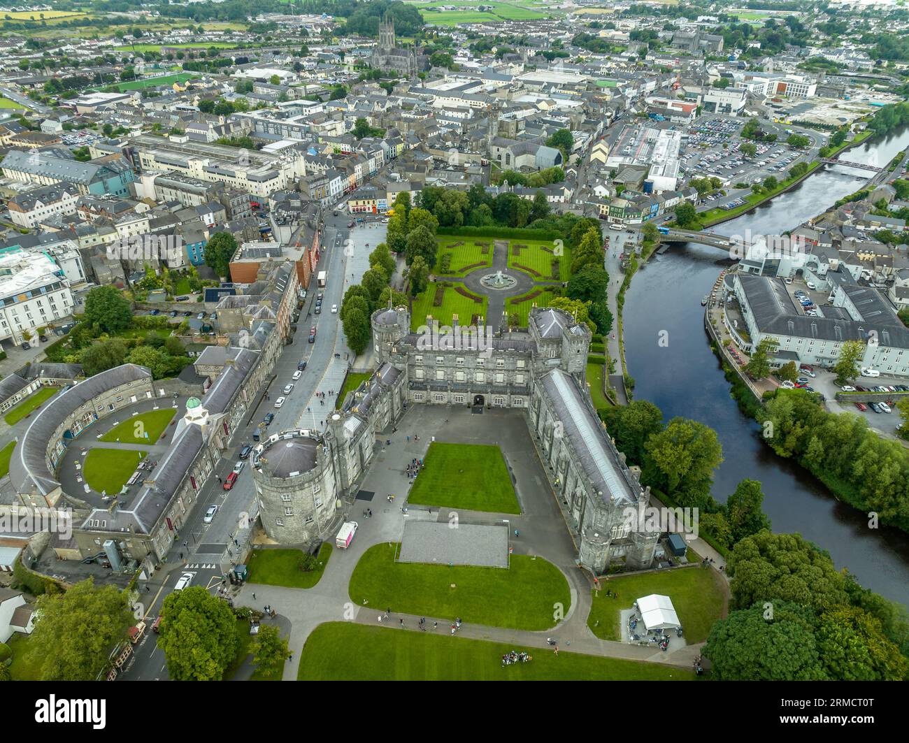 Blick aus der Vogelperspektive auf Kilkenny Castle, viktorianische Umgestaltung eines mittelalterlichen Verteidigungsgebäudes, rollende Parklandschaft, terrassierter Rosengarten, Wälder, künstlich angelegtes La Stockfoto