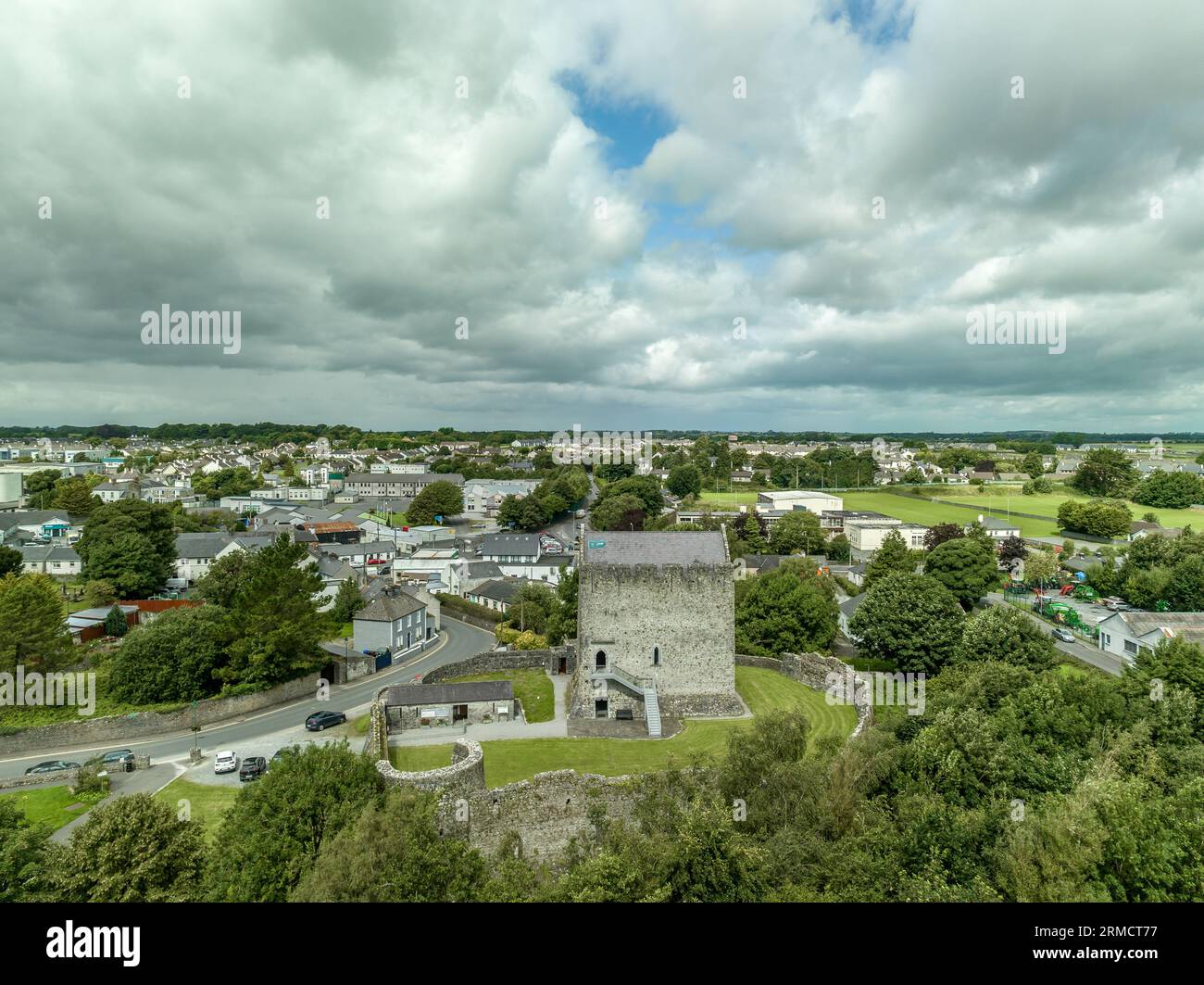 Aus der Vogelperspektive des Athenry Castle Turms mit dem dramatischen dreistöckigen Saalgebäude aus der Mitte des dreizehnten Jahrhunderts, großes, rechteckiges Gebäude mit g Stockfoto