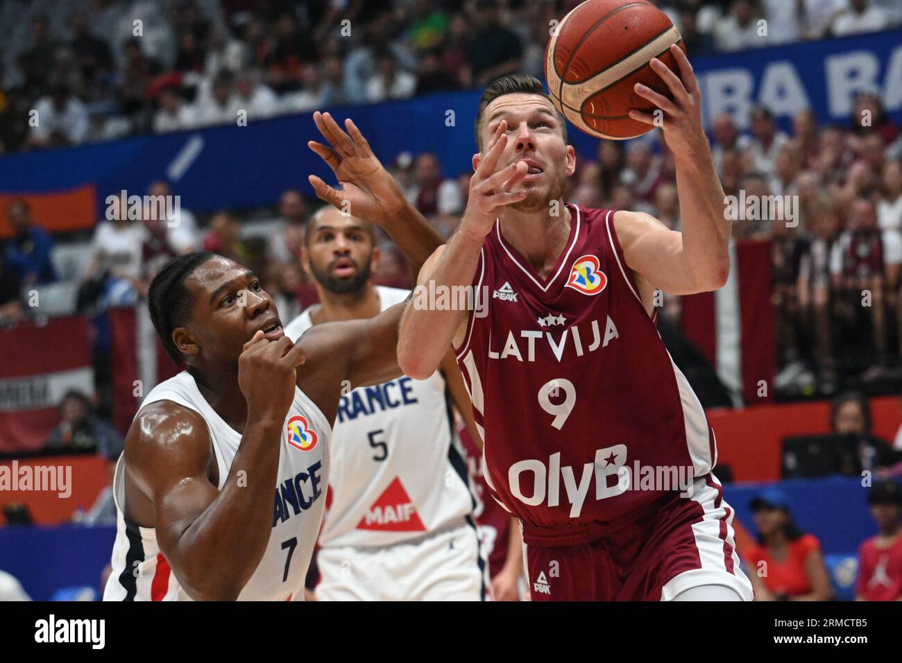 Jakarta, Indonesien. 27. August 2023. Dairis Bertans (R) aus Lettland vies mit Guerschon Yabusele aus Frankreich während des Spiels der Gruppe H zwischen Lettland und Frankreich bei der FIBA-Weltmeisterschaft 2023 in Jakarta, Indonesien, 27. August 2023. Quelle: Agung Kuncahya B./Xinhua/Alamy Live News Stockfoto