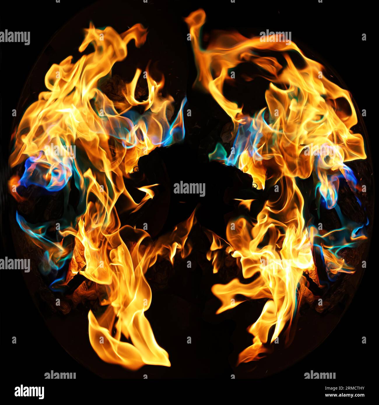 Feuer und Flammen, die die Hitze mit lebendigen Regenbogenfarben aus lustigen Fire Packs verbreiten. Diese farbenfrohen Fire-Art-Bilder können für Kunstdrucke lizenziert werden... Stockfoto