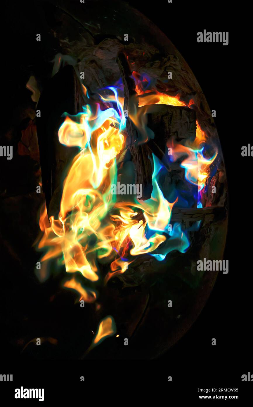 Feuer und Flammen, die die Hitze mit lebendigen Regenbogenfarben aus lustigen Fire Packs verbreiten. Diese farbenfrohen Fire-Art-Bilder können für Kunstdrucke lizenziert werden... Stockfoto