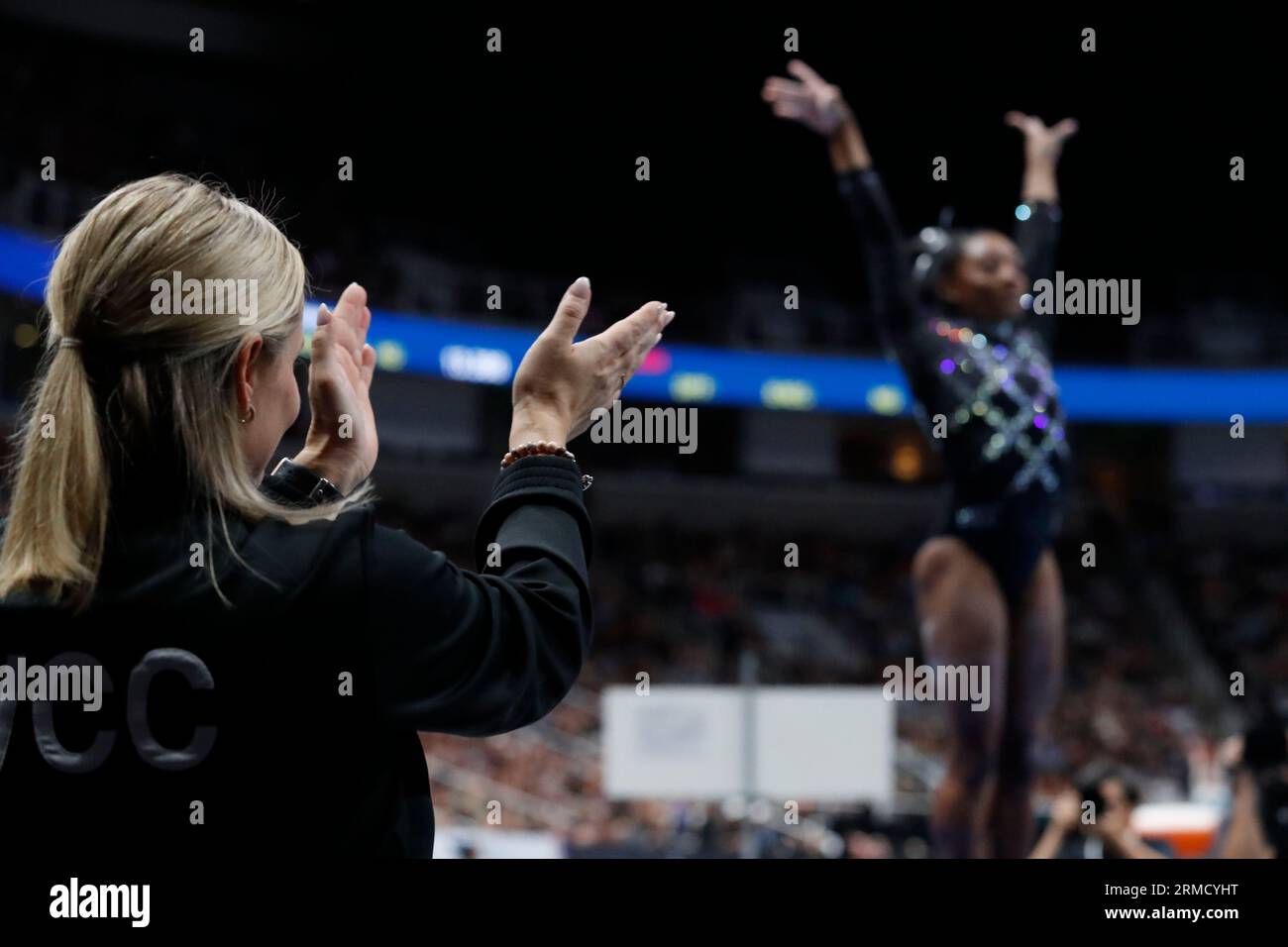 San Jose, Kalifornien, USA. 27. August 2023. Simone Biles (224) wird von ihrer Trainerin Cecile Landi gratuliert, nachdem sie am Sonntag, den 27. August 2023, bei den Xfinity U.S. Gymnastics Championships 2023 im SAP Center in San Jose, Kalifornien, am BALANCESTRAHL teilgenommen hat (Credit Image: © David G. McIntyre/ZUMA Press Wire) REDAKTIONELLER GEBRAUCH! Nicht für kommerzielle ZWECKE! Stockfoto