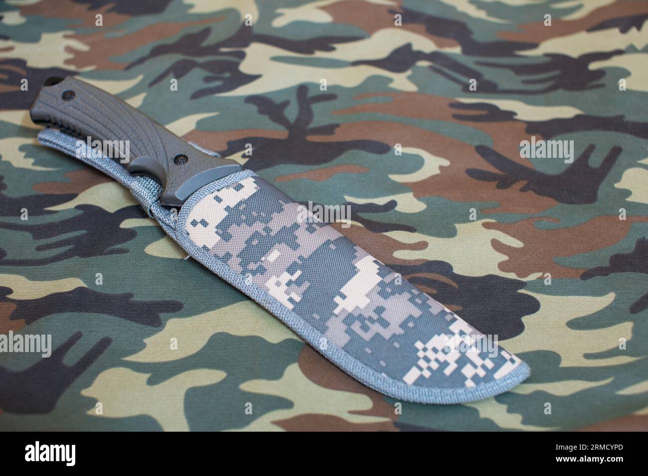 Tactical Blade Combat Hunting Survival Knife Set Auf Camouflage Tuch Im Hintergrund Stockfoto