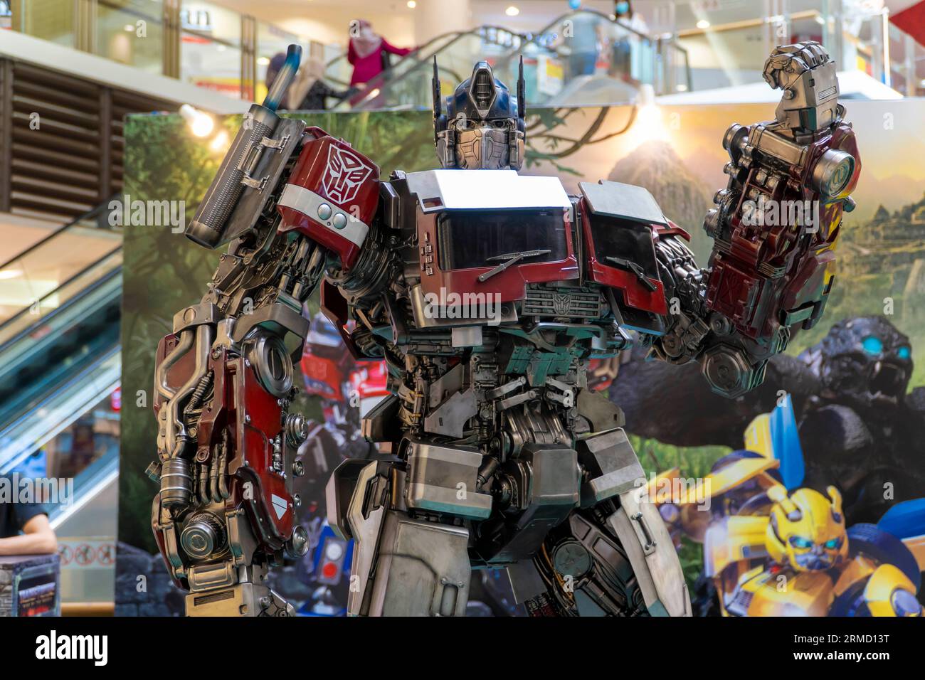 Kuala Lumpur, Malysia - 2. Juni 2023: Replik der Statue von Optimus Prime aus dem Rise of the Beast Movie. Dieser Film ist ein Prequel von früheren Transformers Stockfoto