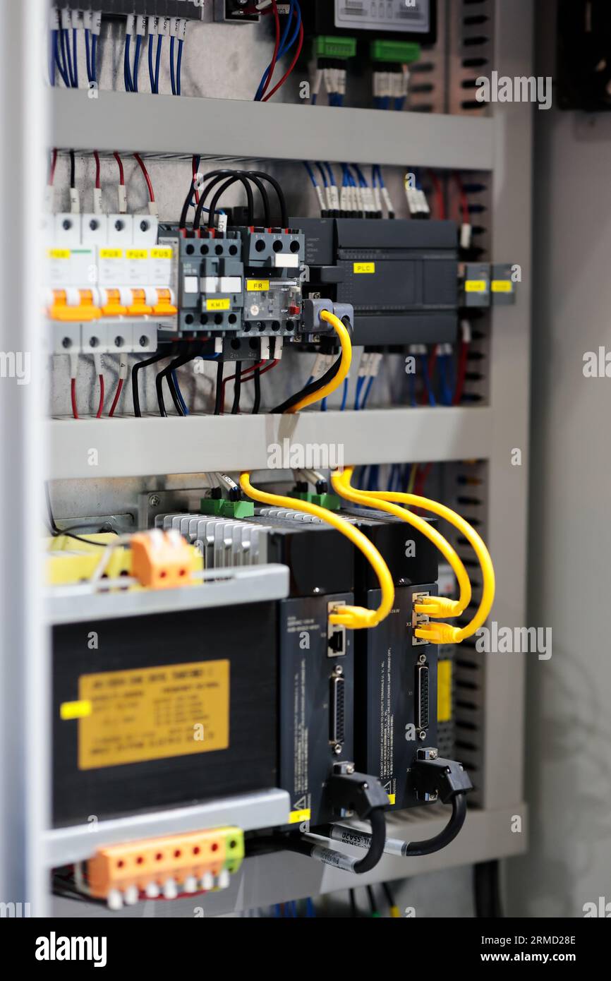 SPS-basiertes industrielles Steuerungssystem für Rackmontage. Selektiver Fokus. Stockfoto