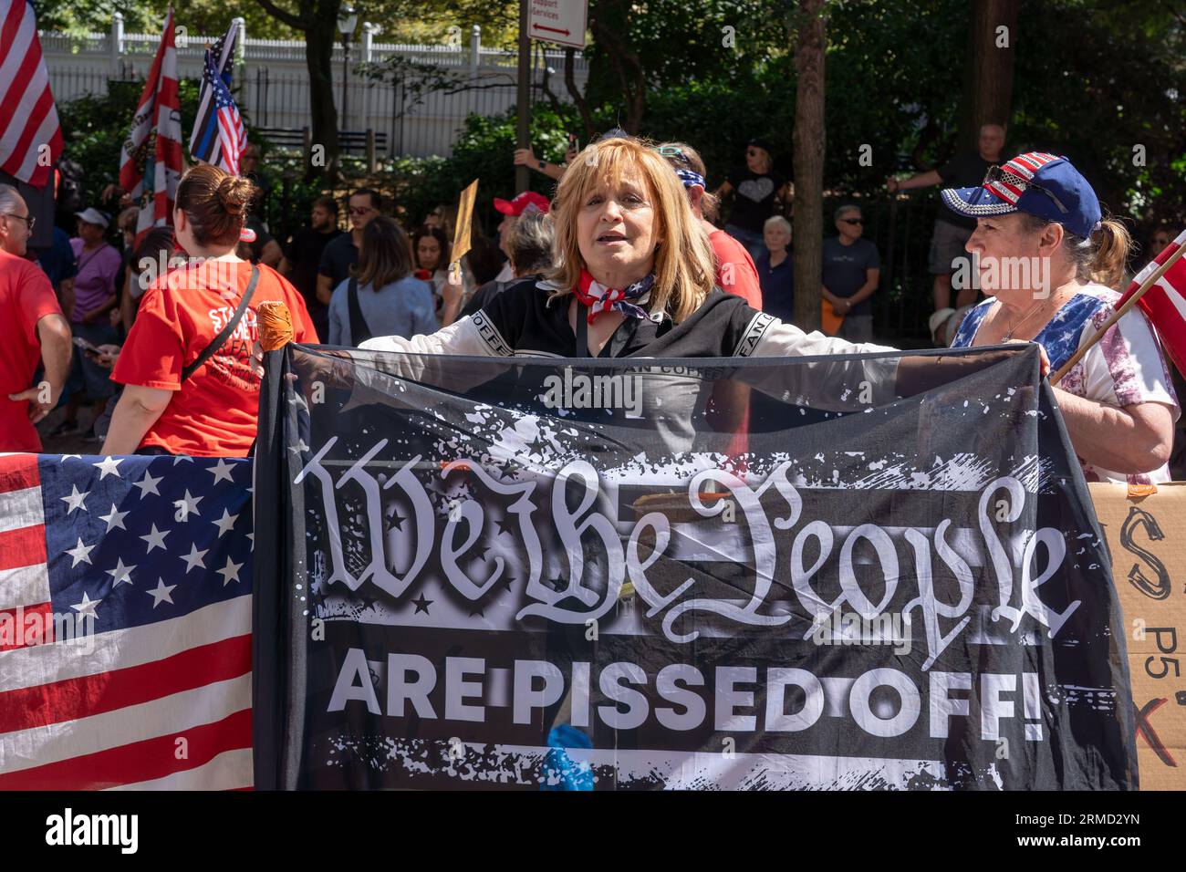 Die Menschen nehmen an einer Protestkundgebung gegen Migranten Teil und protestieren vor dem Gracie Mansion in New York City. Curtis Sliwa, Gründer der Guardian Angels, schloss sich lokalen Beamten und Hunderten von Demonstranten an, als er einen weiteren Protest gegen Migranten hielt, nachdem er mehrere in Brooklyn und Queen gegen die Flüchtlingshilfe in den Bezirken inszenierte. Das NYPD nahm mehrere Verhaftungen vor, darunter Sliwa, der wegen zivilen Ungehorsams verhaftet wurde. Nach den neuesten Daten aus der Stadt gibt es mehr als 59.000 Migranten in Stadtschutzheimen, wobei jede Woche Hunderte von Migranten ankommen. Stockfoto