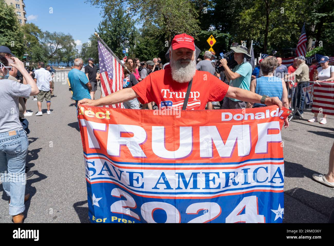 Die Menschen nehmen an einer Protestkundgebung gegen Migranten Teil und protestieren vor dem Gracie Mansion in New York City. Curtis Sliwa, Gründer der Guardian Angels, schloss sich lokalen Beamten und Hunderten von Demonstranten an, als er einen weiteren Protest gegen Migranten hielt, nachdem er mehrere in Brooklyn und Queen gegen die Flüchtlingshilfe in den Bezirken inszenierte. Das NYPD nahm mehrere Verhaftungen vor, darunter Sliwa, der wegen zivilen Ungehorsams verhaftet wurde. Nach den neuesten Daten aus der Stadt gibt es mehr als 59.000 Migranten in Stadtschutzheimen, wobei jede Woche Hunderte von Migranten ankommen. (Foto von Ron Adar/SOPA Images/SIPA USA) Stockfoto