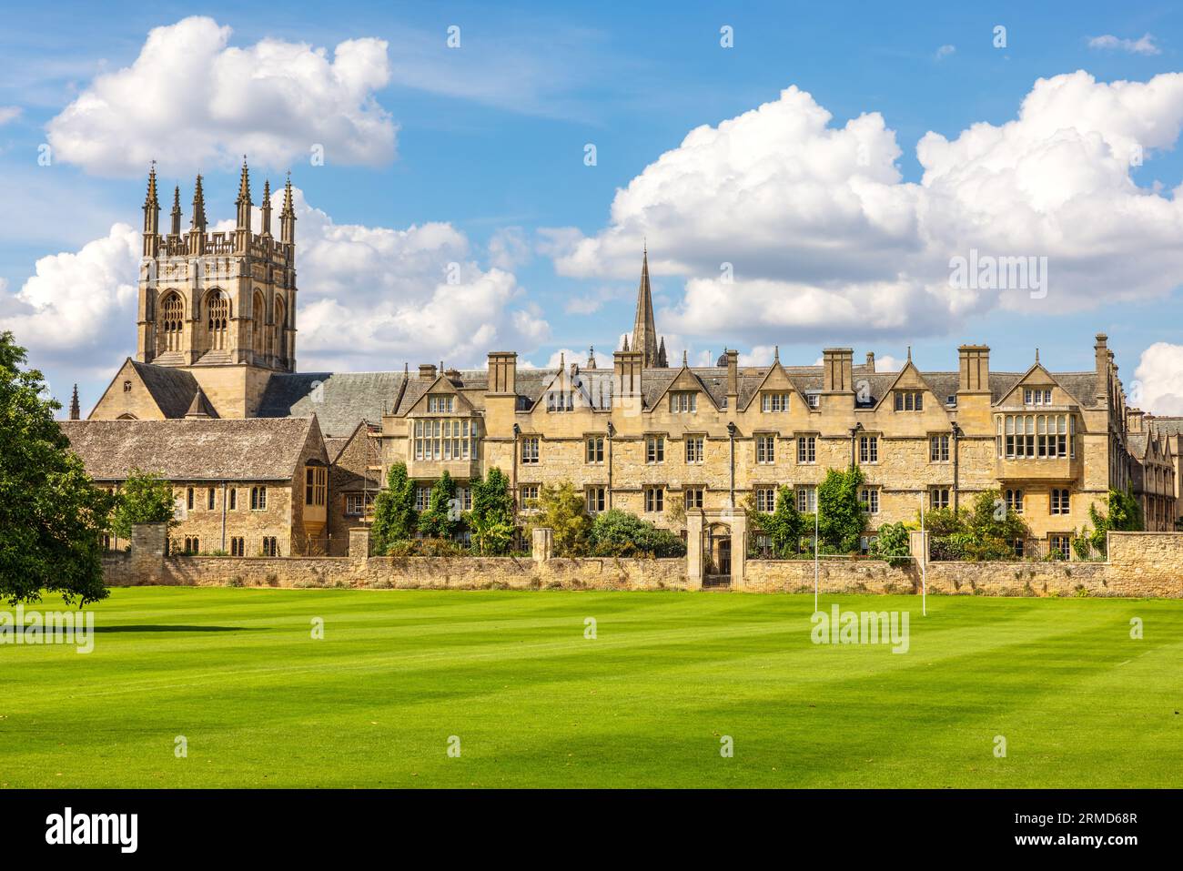 Blick auf das Merton College der Oxford University von der Wiese. Oxford, England, Großbritannien Stockfoto