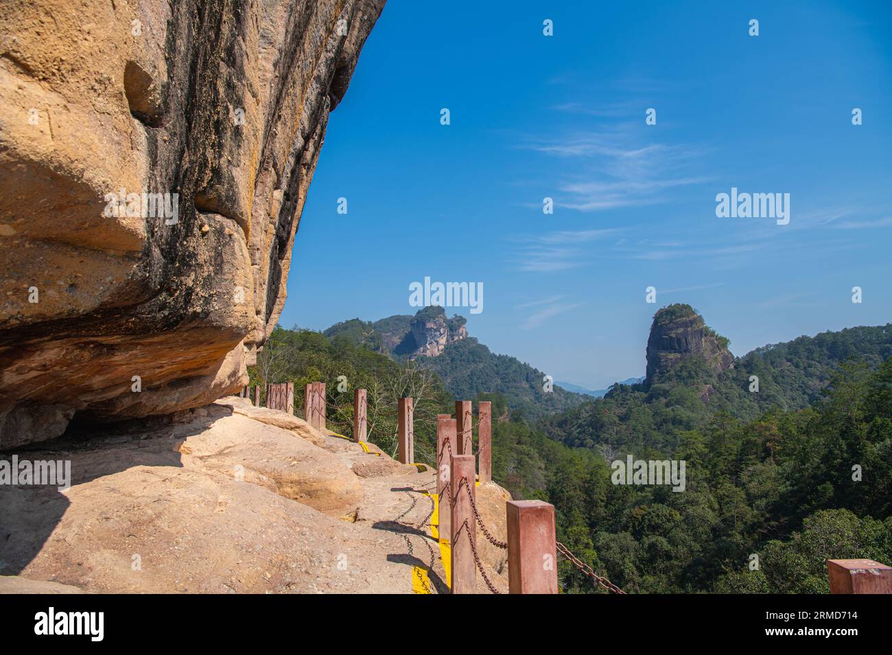 Die Stufen innerhalb der malerischen Wuyishan Gegend des Mount Wuyi in der Provinz Fujian China. Kopierbereich für Text, Hintergrundbild, vertikales Bild mit blauem Himmel Stockfoto