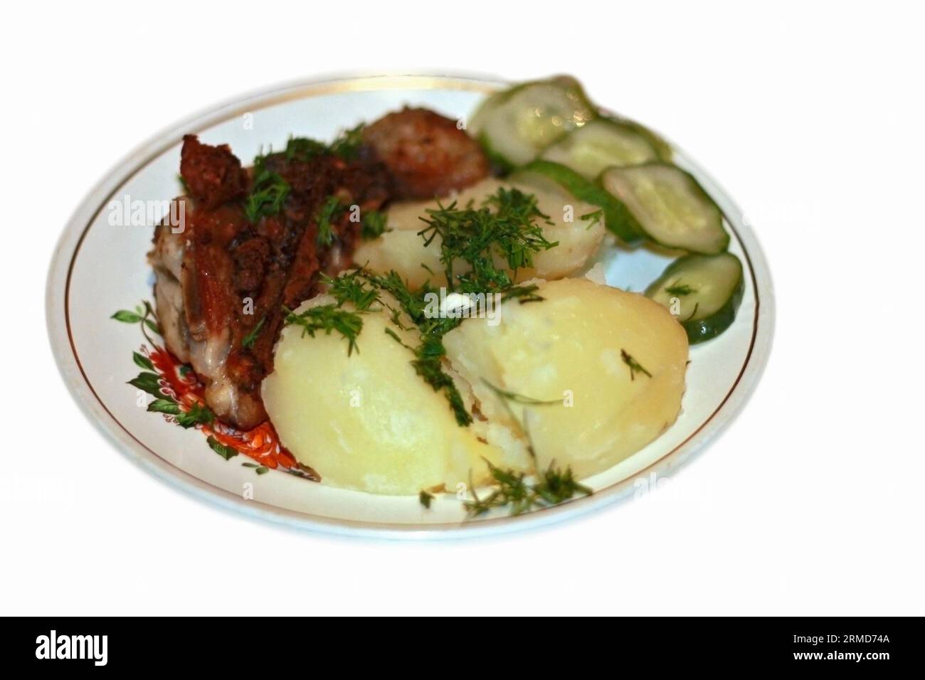 Gebratenes Fleisch und gekochte Kartoffeln und Dill über isoliert Stockfoto