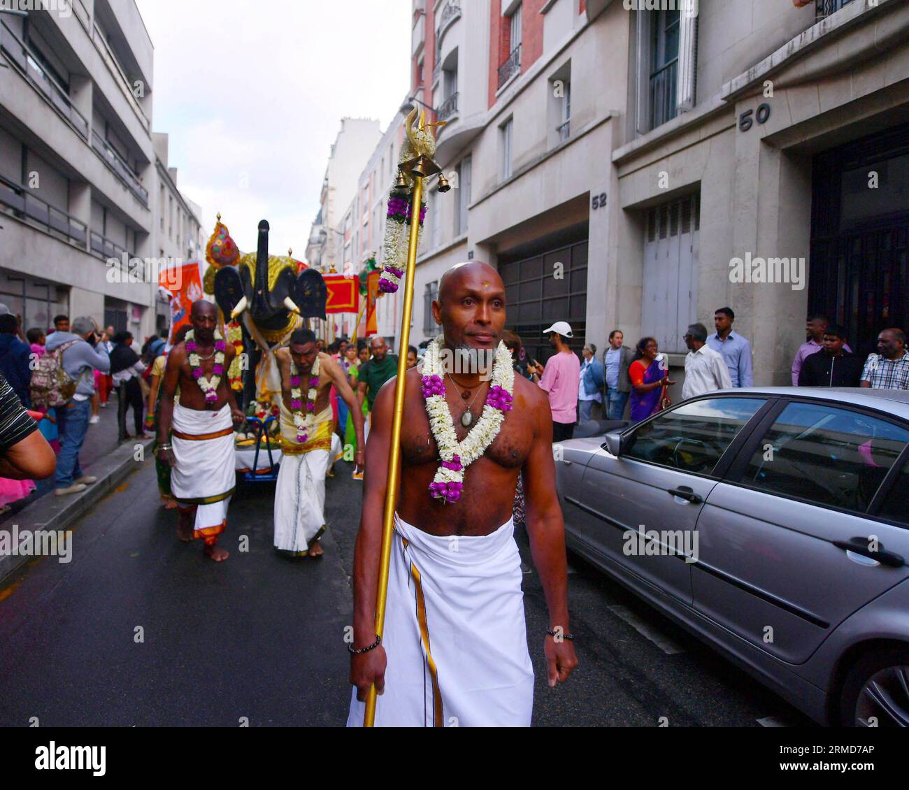 Das Festival des Elefanten Gottes Ganesh, das jedes Jahr im 18. Arrondissement gefeiert wird, kehrt am 27. August 2023 in Paris zurück. Wie jedes Jahr organisiert der Pariser Ganesh-Tempel Sri Manicka Vinayakar Alayam das Festival des Gottes Ganesh. Das Festival feiert den Geburtstag des Kindergottes, dessen Vater ihm den Kopf abgeschnitten und durch den eines Elefanten ersetzt hat. Lord Ganesh ist der Sohn der Gottheiten Shiva und Parvati. Als Symbol der Liebe und des Wissens ist dieser elefantenköpfige Kindergott für die Hindus der Ursprung der Welt und aller Ereignisse des Lebens. Sein Geburtstag wird mit gefeiert Stockfoto