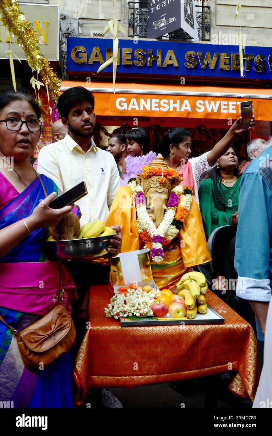 Das Festival des Elefanten Gottes Ganesh, das jedes Jahr im 18. Arrondissement gefeiert wird, kehrt am 27. August 2023 in Paris zurück. Wie jedes Jahr organisiert der Pariser Ganesh-Tempel Sri Manicka Vinayakar Alayam das Festival des Gottes Ganesh. Das Festival feiert den Geburtstag des Kindergottes, dessen Vater ihm den Kopf abgeschnitten und durch den eines Elefanten ersetzt hat. Lord Ganesh ist der Sohn der Gottheiten Shiva und Parvati. Als Symbol der Liebe und des Wissens ist dieser elefantenköpfige Kindergott für die Hindus der Ursprung der Welt und aller Ereignisse des Lebens. Sein Geburtstag wird mit gefeiert Stockfoto