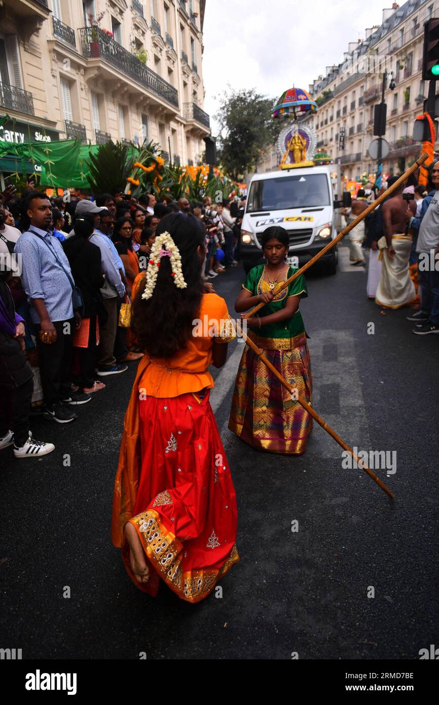 Das Festival des Elefanten Gottes Ganesh, das jedes Jahr im 18. Arrondissement gefeiert wird, kehrt am 27. August 2023 in Paris zurück. Wie jedes Jahr organisiert der Pariser Ganesh-Tempel Sri Manicka Vinayakar Alayam das Festival des Gottes Ganesh. Das Festival feiert den Geburtstag des Kindergottes, dessen Vater ihm den Kopf abgeschnitten und durch den eines Elefanten ersetzt hat. Lord Ganesh ist der Sohn der Gottheiten Shiva und Parvati. Als Symbol der Liebe und des Wissens ist dieser elefantenköpfige Kindergott für die Hindus der Ursprung der Welt und aller Ereignisse des Lebens. Sein Geburtstag wird mit gefeiert Stockfoto